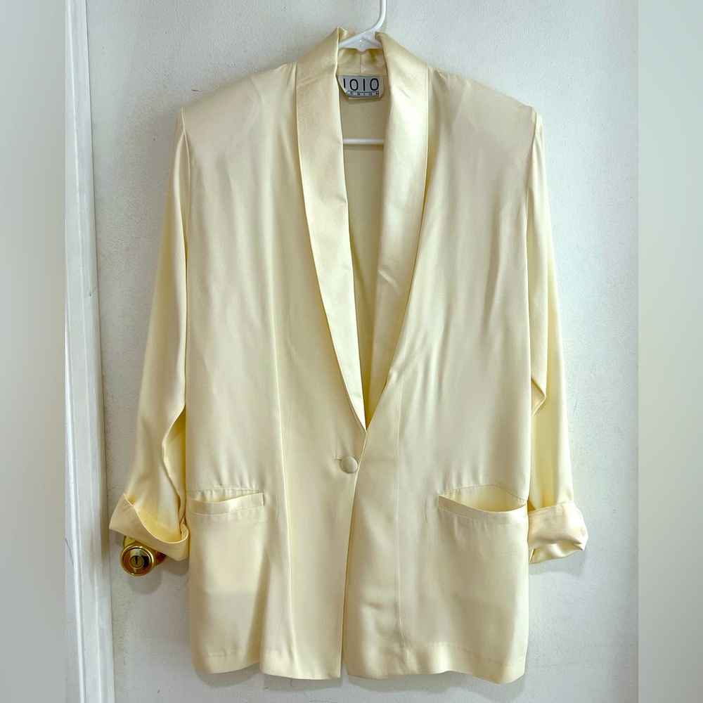 Cute single button blazer. Long sleeve with front pockets No stains or tears.